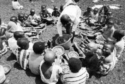 Rwanda. Doywianie zagodzonych dzieci uchodcw.