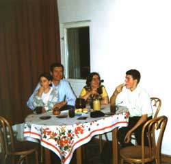 Rodzina Szeflerw przy stole