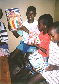 Dzieci afrykaskie otrzymuj prezenty