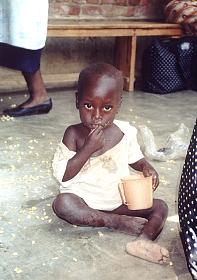 Zagodzone dziecko rwandyjskie w orodku doywiania