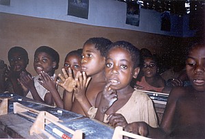 Dzieci Pigmejw Baka w szkole