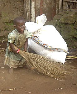 Zamiatajca dziewczynka z miot z D.R. Kongo