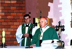 Abp T. Gocowski i ks. R. Kaczorowski przy otarzu