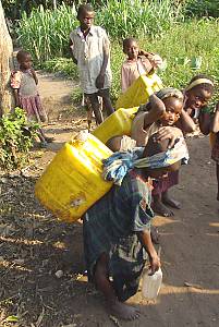 Dzieci z Kongo nios wod