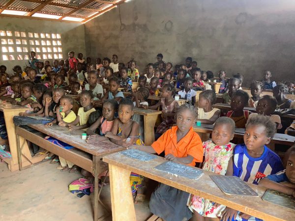 Pomoc dla uczniów z ogarniętej wojną Republiki Środkowoafrykańskiej 01 Ruch Maitri Adopcja Serca