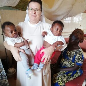 laboratorium siostry Opatrzności Bożej Adopcja Serca pomoc Afryce Ruch Maitri 01