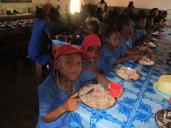 Dofinansowanie obiadów Ruch Maitri Adopcja Serca werbiści Madagaskar pomoc ubogim pomoc humanitarna 01