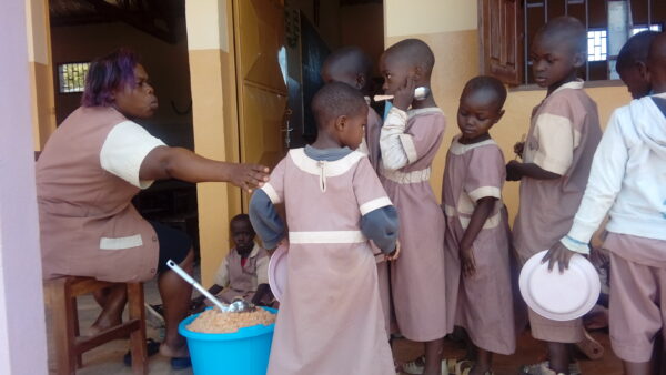 Nakarm dzieci ze Szkoły Podstawowej Dzieciątka Jezus w Dimako 01 Ruch Maitri Adopcja Serca pomoc Afryce 01