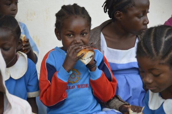 Posiłek dla dziecka - każda złotówka pomaga! Ruch Maitri pomoc Afryce Adopcja Serca pomoc ubogim pomoc humanitarna 01