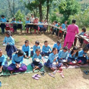 codzienny obiad Nepal pomoc ubogim dożywianie dzieci pomoc humanitarna Ruch Maitri Adopcja Serca 01
