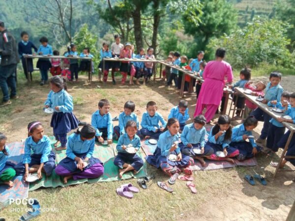 codzienny obiad Nepal pomoc ubogim dożywianie dzieci pomoc humanitarna Ruch Maitri Adopcja Serca 01