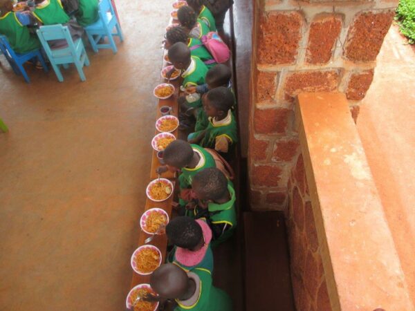 posiłki dla dzieci ze szkoły w Doume Adopcja Serca ruch Maitri dzieci Afryki pomoc dzieciom głodnych nakarmić 02