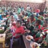 posiłki dla dzieci ze szkoły w Doume Adopcja Serca ruch Maitri dzieci Afryki pomoc dzieciom głodnych nakarmić 01