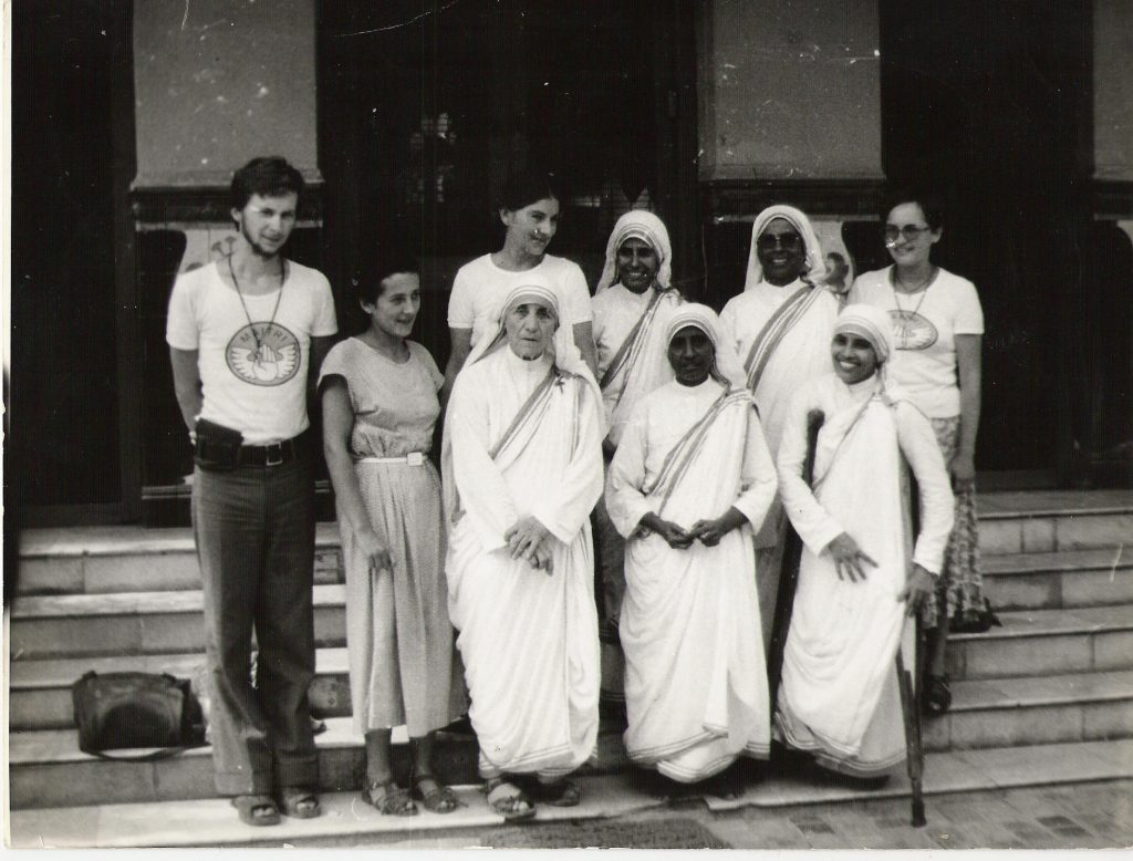 Uczestnicy Ruchu „Maitri” z Matką Teresą i Siostrami. Kalkuta, Indie 1981 r.