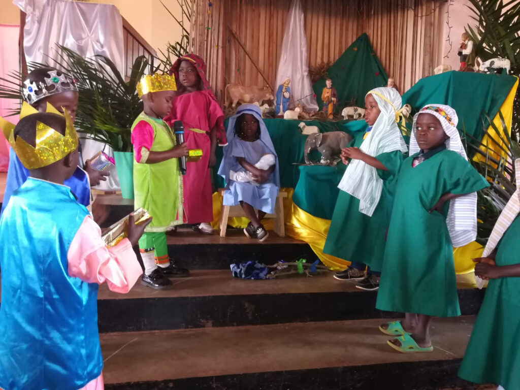 Przygotowana przez afrykańśkie dzieci inscenizacja wizyty Trzech Królów u Świętej Rodziny