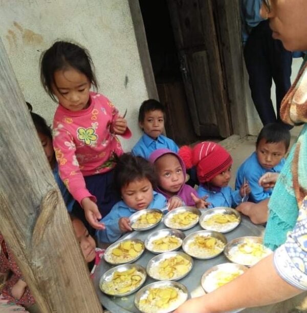 dożywianie najbiedniejszych dzieci Nepal Ruch Maitri Adopcja Serca 01 1