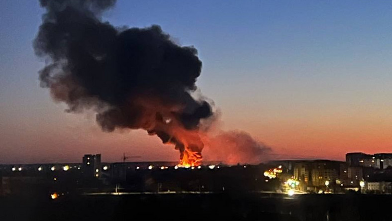 Pożar w Łucku po ataku bombowym / Twitter / Nexta 