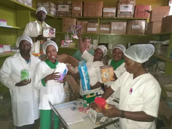Podaruj lekarstwa dla chorych z ośrodka zdrowia w Essengu Ruch Maitri pomoc Afryce Adopcja Serca 01