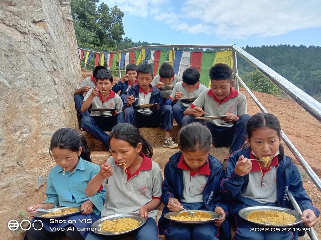 Ratowanie dzieci przed głodem: posiłek dla 70 uczniów z Gorkha pomoc Afryce Adopcja Serca Ruch Maitri Nepal pomoc ubogim 04