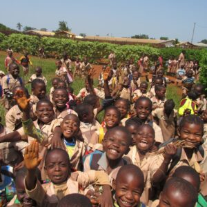 Jedzenie dla dzieci z Zespołu Szkół św. Mukassa w Koudandeng Ruch Maitri Adopcja Serca Adopcja Duchowa pomoc Afryce pomoc ubogim 01