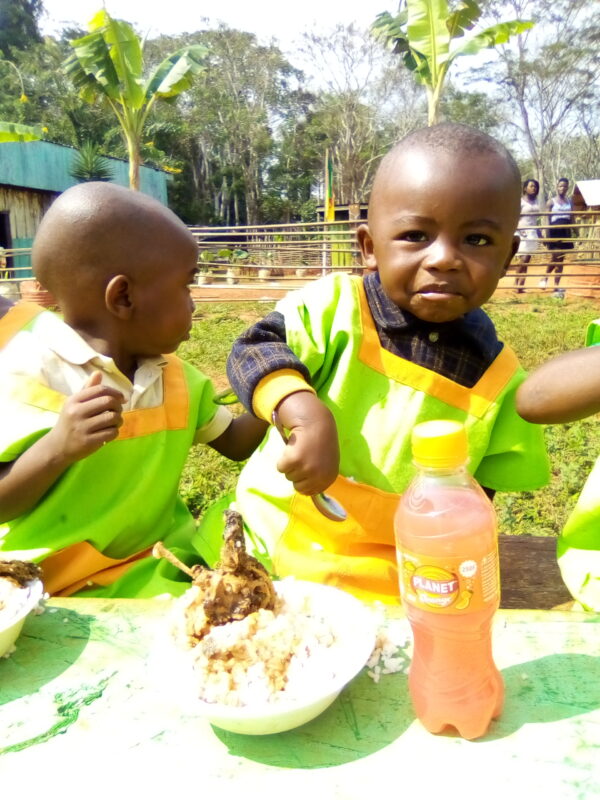dzień dziecka w Afryce Abong-Mbang ruch Maitri Adopcja Serca Adopcja Duchowa pomoc Afryce pomoc ubogim 01