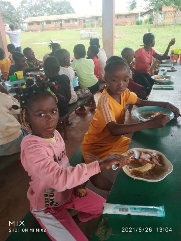 jedzenie dla biednych Abong-Mbang Ruch Maitri Adopcja Serca Adopcja Duchowa pomc Afryce pomoc ubogim 01