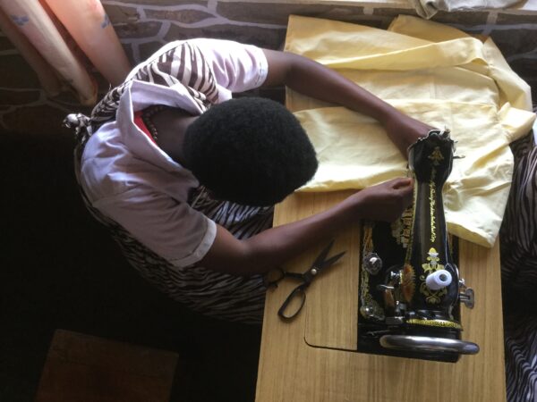 Maszyna do szycia dla utalentowanych dziewcząt z Musongati w Burundi Ruch Maitri pomoc Afryce Adopcja Serca 01