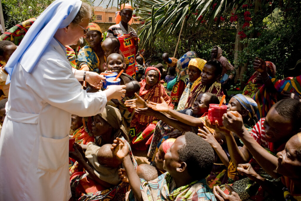 Dożywianie osieroconych niemowląt oraz chorych w Ośrodku Zdrowia w Buraniro Burundi Ruch Maitri Adocpja Serca Adopcja Duchowa Burundi pomoc Afryce 05