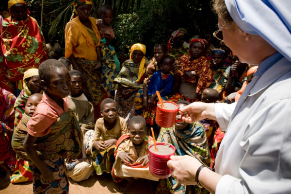 Dożywianie osieroconych niemowląt oraz chorych w Ośrodku Zdrowia w Buraniro Burundi Ruch Maitri Adocpja Serca Adopcja Duchowa Burundi pomoc Afryce 01