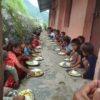 Ciepłe posiłki dla 103 dzieci z osady Shaktikhor w Nepalu Adopcja Duchowa Maitri Adopcja Serca pomoc ubogim dzieciom 02