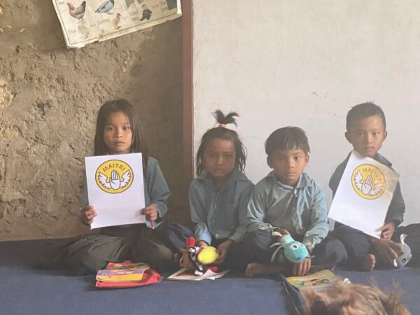 Ciepłe posiłki dla 103 dzieci z osady Shaktikhor w Nepalu Adopcja Duchowa Maitri Adopcja Serca pomoc ubogim dzieciom 01