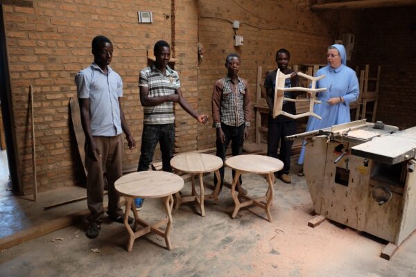 Dobre narzędzia pracy - pomoc dla absolwentów szkół zawodowych w Buraniro w Burundi pomoc Afryce pomoc ubogim Adopcja Duchowa Maitri Adopcja Serca 01