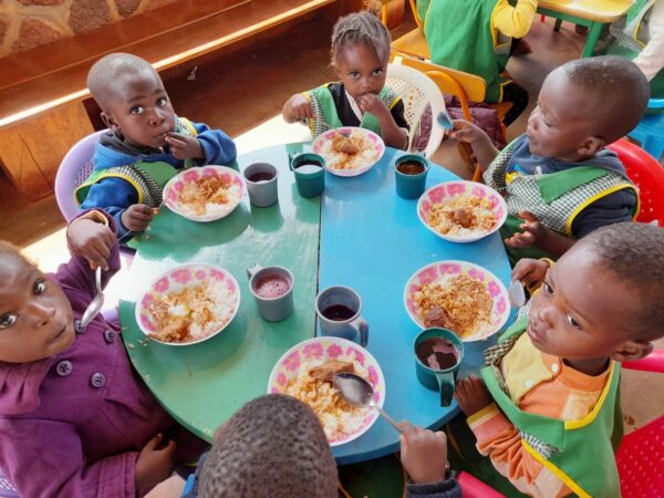 Pomoc w dożywianiu 475 dzieci ze szkoły podstawowej w Doume w Kamerunie pomoc Afryce pomoc ubogim Maitri Adopcja Serca Adopcja duchowa 01