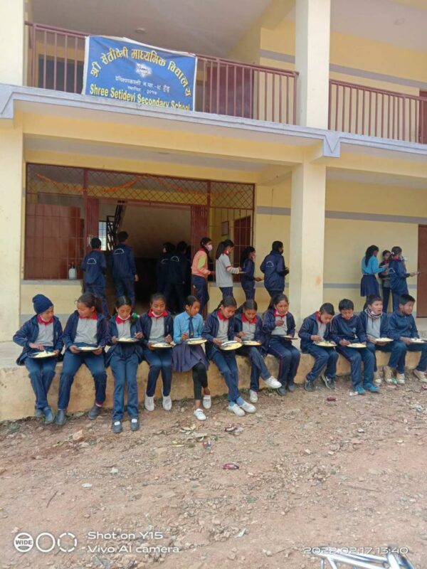 Dożywianie najbiedniejszych dzieci z Dakshinkali w Nepalu pomoc ubogim Adopcja Serca Maitri Adopcja Duchowa 01