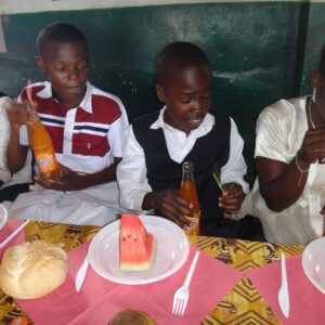 Dożywianie ubogich - posiłki dla dzieci i młodzieży z Abong-Mbang w Kamerunie