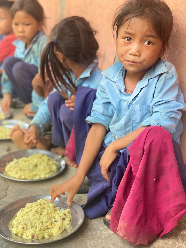 Posiłki dla dzieci w nepalskich szkołach