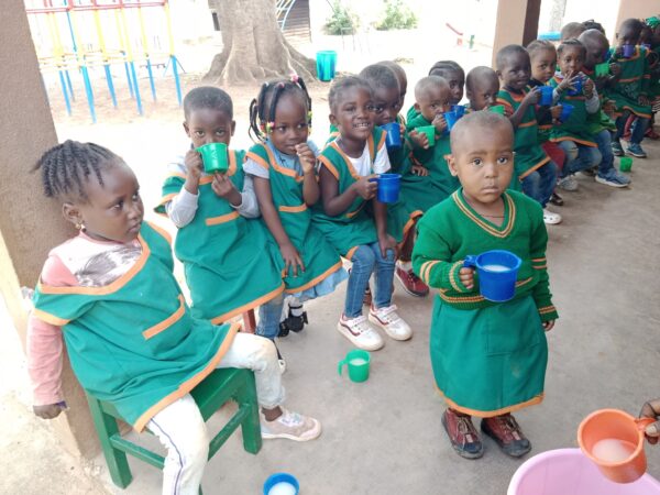 Dożywianie 200 dzieci z przedszkola i 350 dzieci ze Szkoły Podstawowej w Kamerunie dożywianie dzieci pomoc ubogim Adopcja Serca Adopcja duchowa Adopcja Maitri 01
