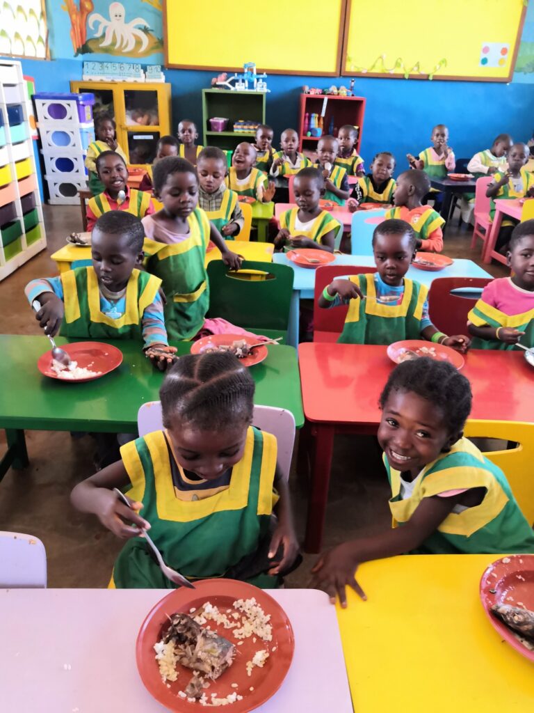 Dożywianie 120 dzieci w przedszkolu w Esseng w Kamerunie Adopcja Serca Adopcja Maitri Adopcja duchowa pomoc ubogim dożywianie 06