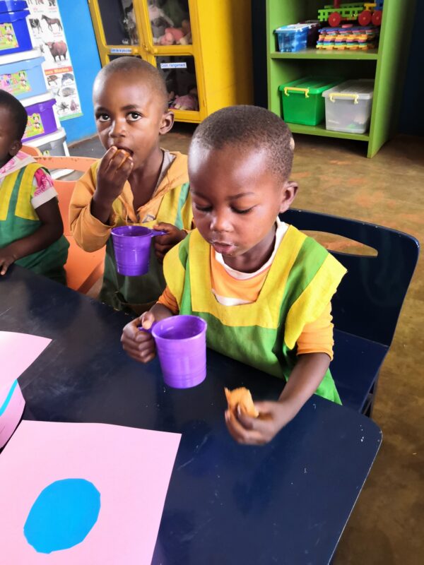 Dożywianie 120 dzieci w przedszkolu w Esseng w Kamerunie Adopcja Serca Adopcja Maitri Adopcja duchowa pomoc ubogim dożywianie 05