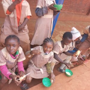 Pomoc w dożywianiu 420 dzieci ze szkoły podstawowej w Doume w Kamerunie Adopcja Serca Adopcja Maitri pomoc ubogim dożywianie dzieci 01