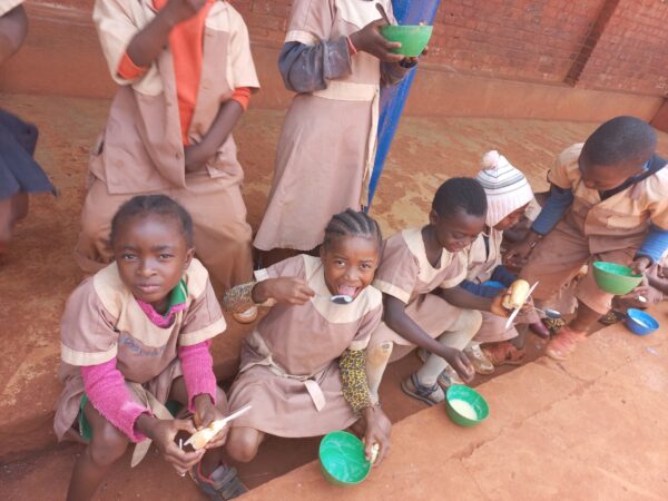 Pomoc w dożywianiu 420 dzieci ze szkoły podstawowej w Doume w Kamerunie Adopcja Serca Adopcja Maitri pomoc ubogim dożywianie dzieci 01