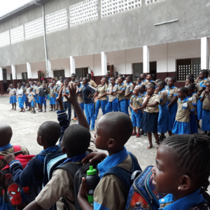 Posiłki dla uczniów ze szkoły pod wezwaniem św. Józefa w Makabandilou Adopcja Serca Maitri pomoc ubogim pomoc Afryce dożywianie 01