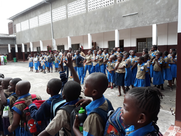 Posiłki dla uczniów ze szkoły pod wezwaniem św. Józefa w Makabandilou Adopcja Serca Maitri pomoc ubogim pomoc Afryce dożywianie 01