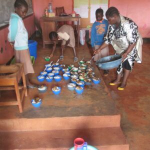 Dożywianie 200 dzieci ze szkoły podstawowej w Nkoum w Kamerunie Adopcja Serca Maitri Adopcja duchowa pomoc Afryce pomoc ubogim 01