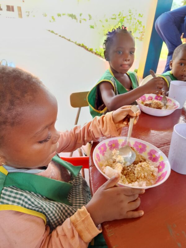 Pomoc świąteczna i dożywianie dzieci ze szkoły w Doume w Kamerunie Adopcja Serca Maitri 01
