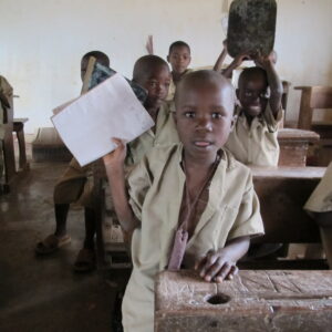 Zakup zeszytów dla dzieci z biednych rodzin w Buraniro, Burundi Adopcja Serca Maitri Adopcja Duchowa 01