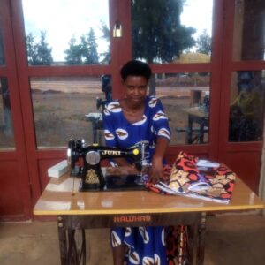 Karmelitanki proszą o maszyny do szycia dla uczennic z Gitega Songa Adopcja Serca Maitri pomoc Afryce pomoc ubogim Adopcja duchowa 02