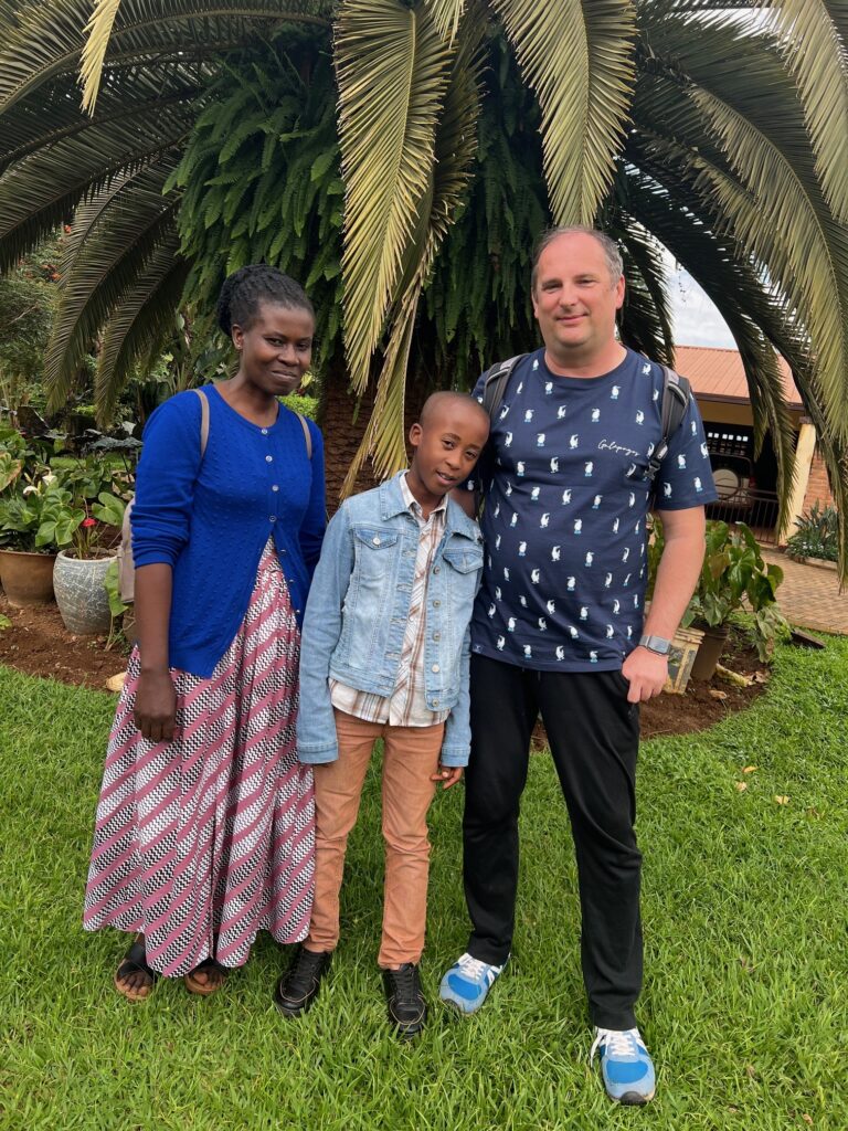 Pan Piotr Woryma ze swoim podopiecznym i jego Mamą w Masaka w Rwandzie