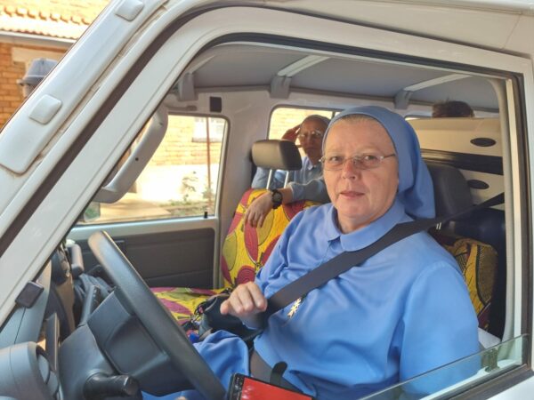Kanoniczki proszą o zakup opon do ambulansu dla Ośrodka Zdrowia w Buraniro  w Burundi pomoc Afryce pomoc ubogim Adopcja Serca jałmużna Adopcja duchowa Maitri 01