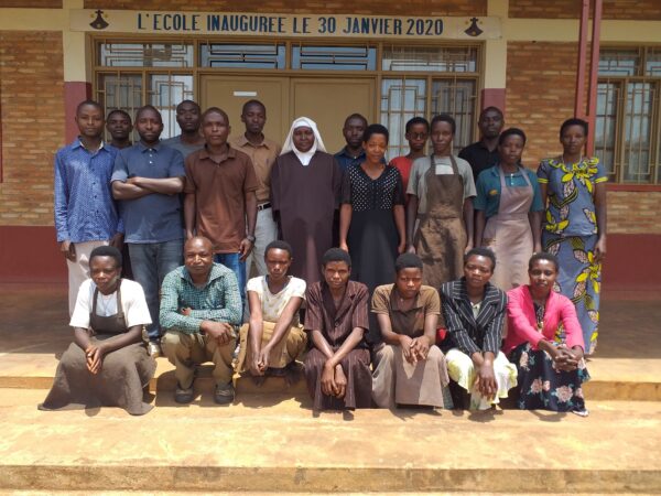 Dofinansowanie hodowli świń na potrzeby nauczycieli ze szkoły Dzieciątka Jezus w Gitega w Burundi - Karmelitanki pomoc Afryce pomoc ubogim jałmużna Adopcja Serca Adopcja duchowa 01